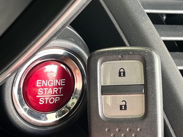 �yHonda�X�}�[�g�L�[�z�J�o����|�P�b�g�ɓ��ꂽ�܂܂ł��h�A�̎{���E�������\�ȃX�}�[�g�L�[�𑕔��B�G���W���̃I���E�I�t�����J�M�����o���K�v����������Ƃ��Ă��֗��ł���