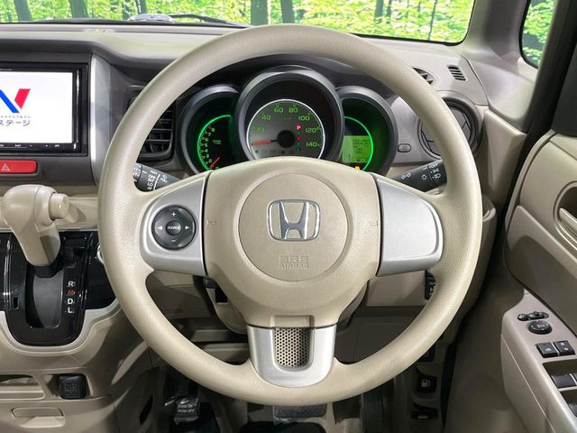 �C���e���A�ɍ��킹���f�U�C���̃X�e�A�����O�́A�^�]�������̂��Ƃ��l���A�^�]���₷���`��A�傫���ł��B�����x�A���ۂɐG���Ă��m���߂��������B