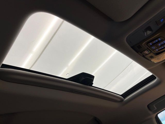 【サンルーフ】開放感たっぷりの希少装備、サンルーフが装着されています!車内に明かりを取り入れたり景色を楽しむ以外にも、車内の空気も簡単に換気できて快適です!