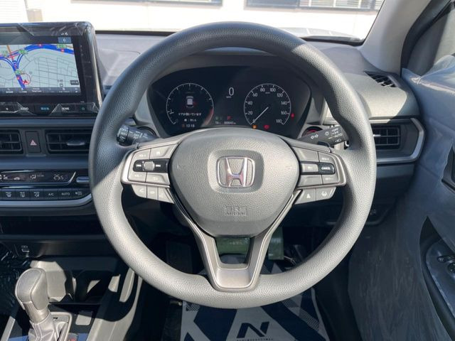 �C���e���A�ɍ��킹���f�U�C���̃X�e�A�����O�́A�^�]�������̂��Ƃ��l���A�^�]���₷���`��A�傫���ł��B�����x�A���ۂɐG���Ă��m���߂��������B