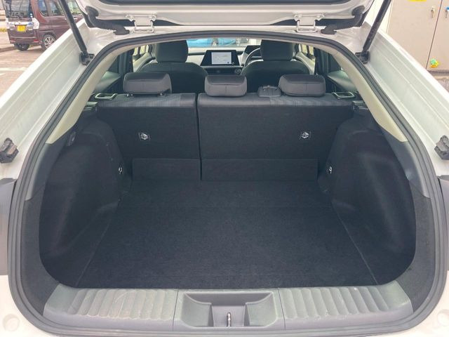 積み下ろしのしやすいデッキにはたっぷりと荷物を積み込んでいただけます。遊びから仕事まで、様々なシーンで頼れます♪