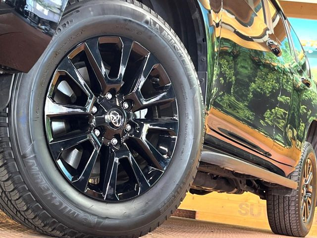 【純正18インチアルミホイール】外観にマッチした純正アルミホイールを装着しております。各種社外アルミホイールや、スタッドレスタイヤも取扱いしております。是非ご相談ください♪