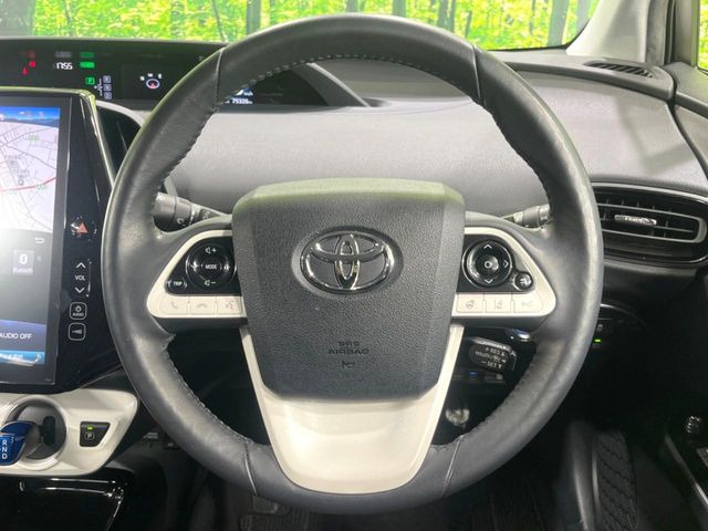 【ステアリングヒーター】冬場に冷たくなりやすい革巻きステアリングを、スイッチ一つで素早く適温に!エアコンよりも早く温まってくれるので、寒い日の運転も快適になりますね♪