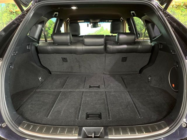 積み下ろしのしやすいデッキにはたっぷりと荷物を積み込んでいただけます。遊びから仕事まで、様々なシーンで頼れます♪