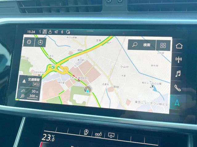 ��Audi�����i�r:��̊��̂���i�r�́A����������ԓ������o���Ă���܂��BBluetooth�Đ��ȂǃI�[�f�B�I�@�\���[�����Ă���܂��̂ŁA�^�]�����y���߂܂���