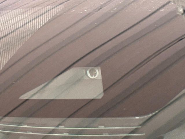 【トヨタセーフティセンス】走行中に前方の車両等を認識し、衝突しそうな時は警報とブレーキで衝突回避と被害軽減をアシスト。より安全にドライブをお楽しみいただけます。