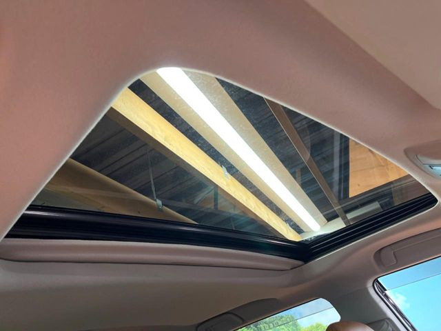 【サンルーフ】開放感たっぷりの希少装備、サンルーフが装着されています!車内に明かりを取り入れたり景色を楽しむ以外にも、車内の空気も簡単に換気できて快適です!