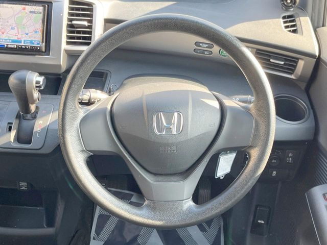 �C���e���A�ɍ��킹���f�U�C���̃X�e�A�����O�́A�^�]�������̂��Ƃ��l���A�^�]���₷���`��A�傫���ł��B�����x�A���ۂɐG���Ă��m���߂��������B