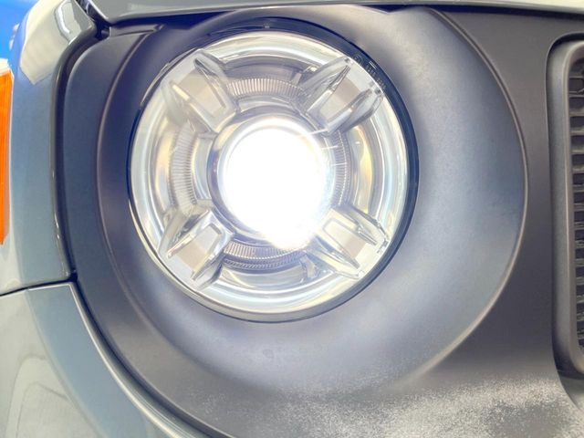 ●HIDヘッドライト:明るく前方を照らしてくれるので、悪天候や夜間の走行時も視界良好で安心してお乗りいただけます。