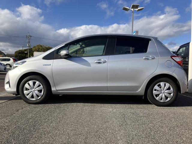 ヴィッツ1.5 ハイブリッド ジュエラ