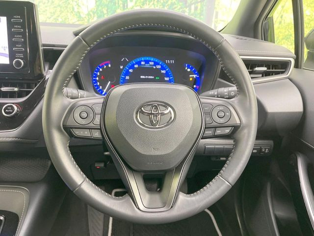 �C���e���A�ɍ��킹���f�U�C���̃X�e�A�����O�́A�^�]�������̂��Ƃ��l���A�^�]���₷���`��A�傫���ł��B�����x�A���ۂɐG���Ă��m���߂��������B