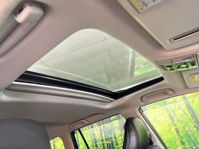 【サンルーフ】開放感たっぷりの希少装備、サンルーフが装着されています!車内に明かりを取り入れたり景色を楽しむ以外にも、車内の空気も簡単に換気できて快適です!