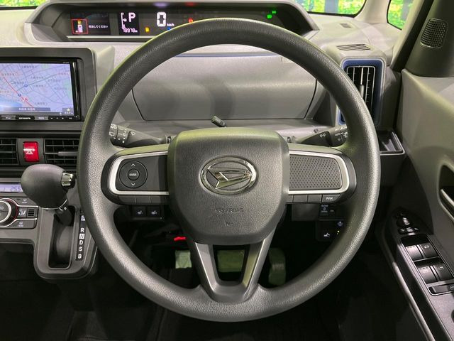 �C���e���A�ɍ��킹���f�U�C���̃X�e�A�����O�́A�^�]�������̂��Ƃ��l���A�^�]���₷���`��A�傫���ł��B�����x�A���ۂɐG���Ă��m���߂��������B