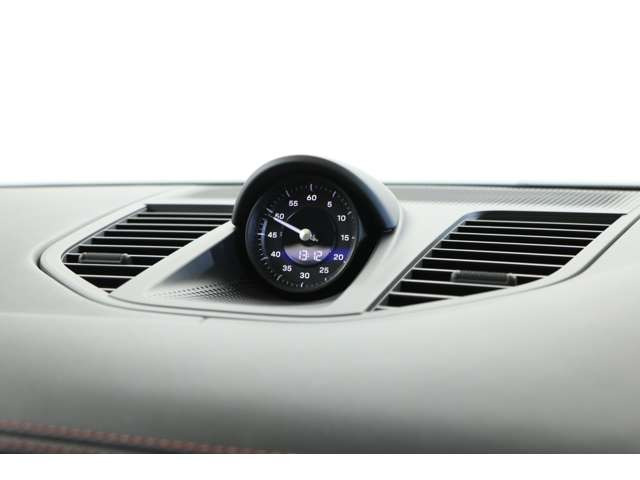 �p�i���[���炵�������I�ȃX�^�C���͌p�����G�A�C���e�[�N���ǉ�������X�|�[�e�B�[�ȃf�U�C���Ɛi���𐋂��Ă���܂��B