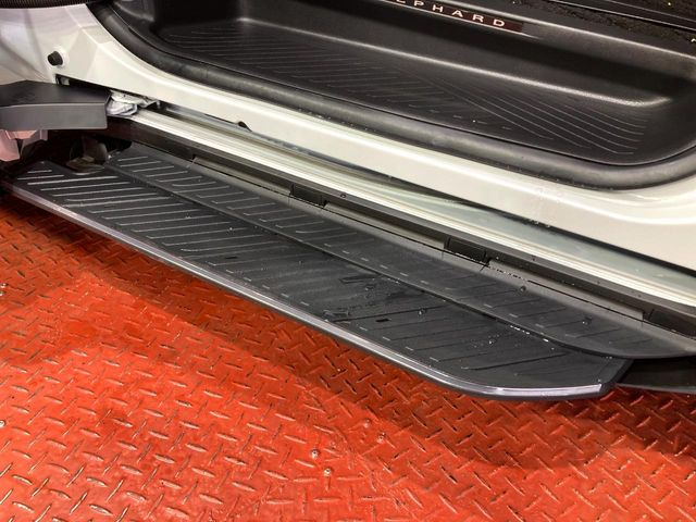 メーカーオプションの【ユニバーサルステップ】を装備。スライドドアと連動したステップにより、小さなお子様の乗り降りがし易くなります♪