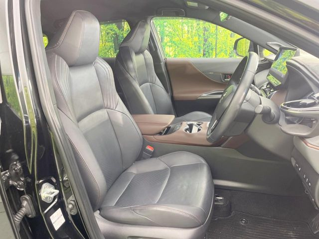 運転席シート廻りは使用感も少なく、良好な状態となっています。前オーナー様が丁寧に使っていたことがよくわかりますね。