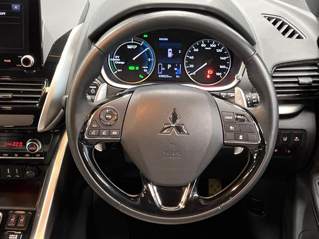 �C���e���A�ɍ��킹���f�U�C���̃X�e�A�����O�́A�^�]�������̂��Ƃ��l���A�^�]���₷���`��A�傫���ł��B�����x�A���ۂɐG���Ă��m���߂��������B