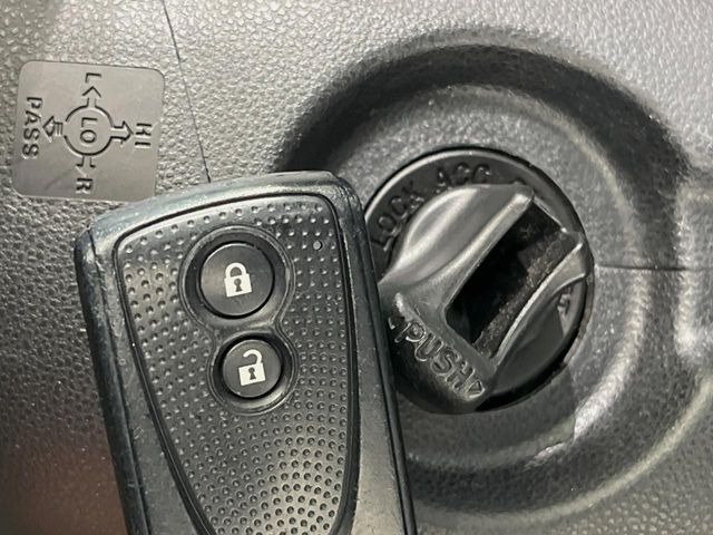 �y�L�[�t���[�V�X�e���z�J�o����|�P�b�g�ɓ��ꂽ�܂܂ł��h�A�̎{���E�������\�ȃX�}�[�g�L�[�𑕔��B�G���W���̃I���E�I�t�����J�M�����o���K�v����������Ƃ��Ă��֗��ł���