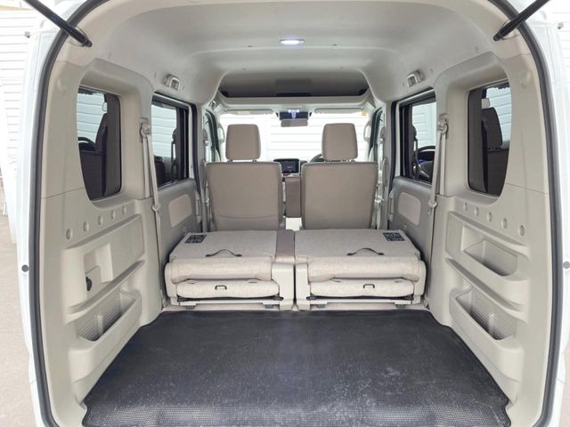 ���i�̂���������ʋ΁A���}���ɏ\���ȉ׎��X�y�[�X���m�ۂ��Ă���܂��B�Z�J���h�V�[�g��|���ƁA�傫�ȉו��̐ύڂ��\�ł���