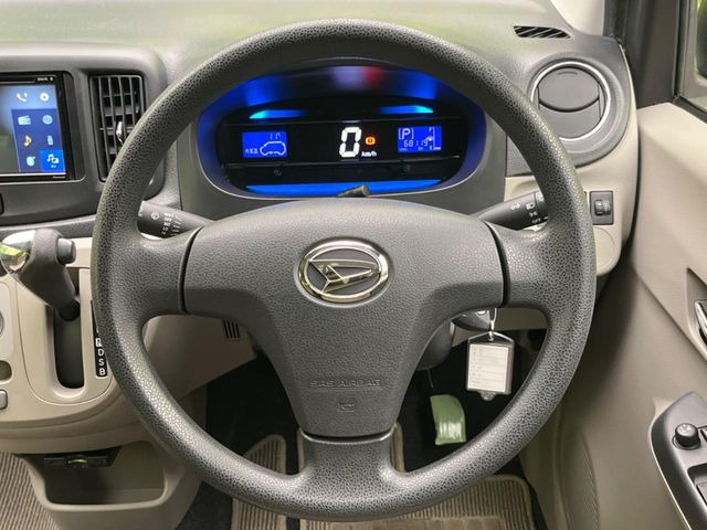 �C���e���A�ɍ��킹���f�U�C���̃X�e�A�����O�́A�^�]�������̂��Ƃ��l���A�^�]���₷���`��A�傫���ł��B�����x�A���ۂɐG���Ă��m���߂��������B