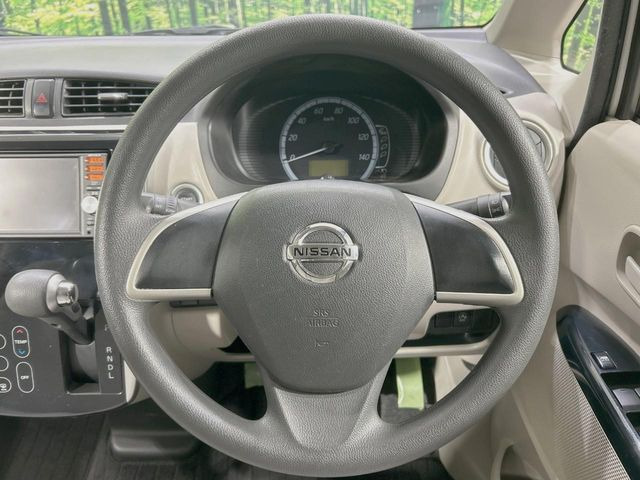 �C���e���A�ɍ��킹���f�U�C���̃X�e�A�����O�́A�^�]�������̂��Ƃ��l���A�^�]���₷���`��A�傫���ł��B�����x�A���ۂɐG���Ă��m���߂��������B