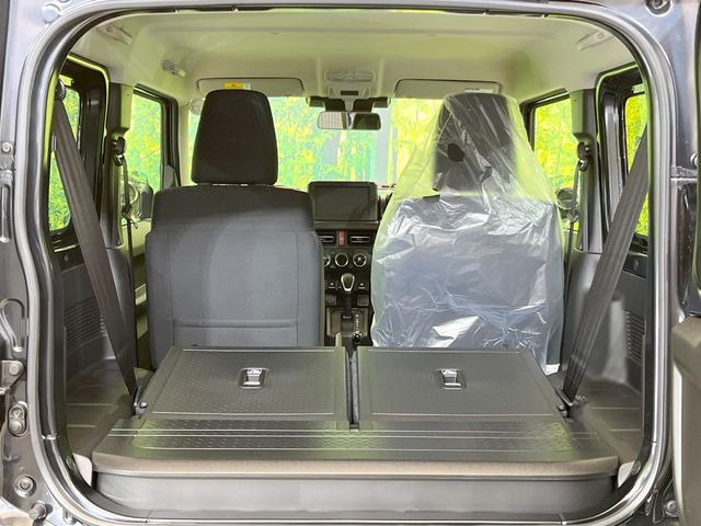 ���i�̂���������ʋ΁A���}���ɏ\���ȉ׎��X�y�[�X���m�ۂ��Ă���܂��B�Z�J���h�V�[�g��|���ƁA�傫�ȉו��̐ύڂ��\�ł���