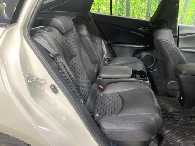 広々とした2列目シートは居住性が高く、居心地も快適!友達や家族とのお出かけにぴったりです。ベビーシートやチャイルドシート使用時も快適にお過ごしいただける十分な空間を確保しています。