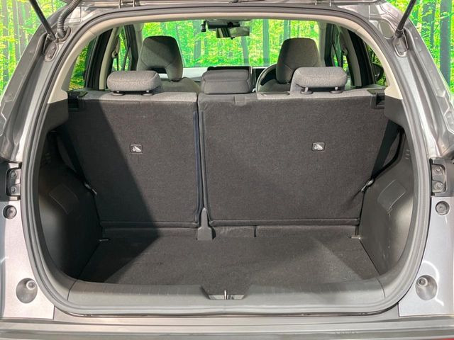 ���i�̂���������ʋ΁A���}���ɏ\���ȉ׎��X�y�[�X���m�ۂ��Ă���܂��B�Z�J���h�V�[�g��|���ƁA�傫�ȉו��̐ύڂ��\�ł���