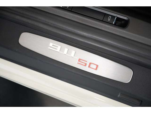 50th Anniversary Edition�́A��p�{�f�B�J���[�̃K�C�U�[�O���[���^���b�N���͂��߁A�J����4����̃��C�h�{�f�B�A3.8L���R�z�C�̃J����S�G���W���𓋍ځB