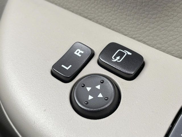 �y�d���i�[�~���[�z�T�C�h�~���[�͓d���i�[���ƂȂ��Ă���A�������ԏ�ł��L�Y�������X�N��}�����܂��B