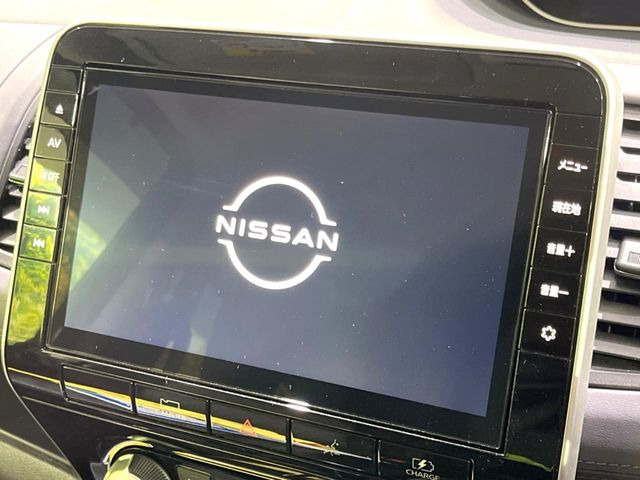 【大画面ナビ】人気の大型10インチナビを装備。存在感のある大画面はインパクト大!ナビ利用時のマップ表示は見やすく、テレビやDVDは臨場感がアップ!いつものドライブがグッと楽しくなります♪