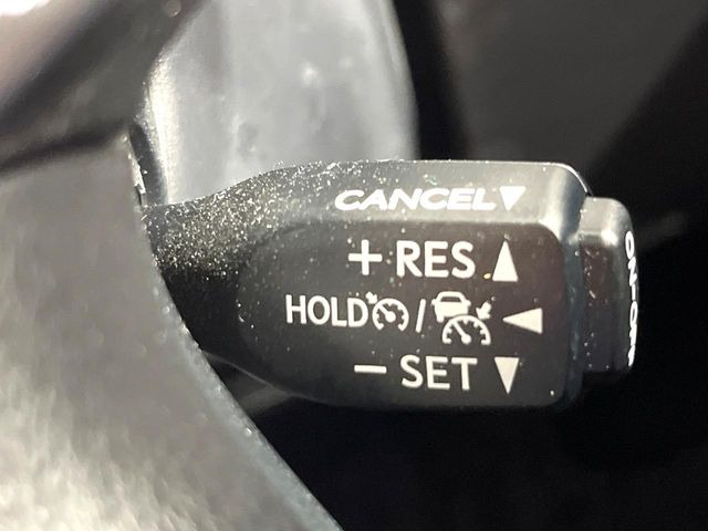 【レーダークルーズコントロール】高速道路での長距離走行が楽に!!自動で速度を保つクルーズコントロールが、衝突軽減システムと連携し、前方の車両を感知して車間を保つように速度調節してくれます!!