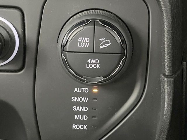 ●走行モードセレクタ:それぞれ使用用途に合わせた走行モードが選択可能です!いつものドライブがより楽しくなる装備です!
