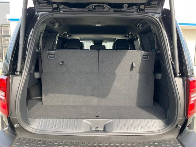 ���i�̂���������ʋ΁A���}���ɏ\���ȉ׎��X�y�[�X���m�ۂ��Ă���܂��B�Z�J���h�V�[�g��|���ƁA�傫�ȉו��̐ύڂ��\�ł���