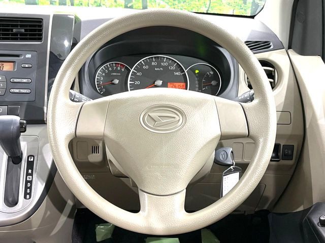 �C���e���A�ɍ��킹���f�U�C���̃X�e�A�����O�́A�^�]�������̂��Ƃ��l���A�^�]���₷���`��A�傫���ł��B�����x�A���ۂɐG���Ă��m���߂��������B