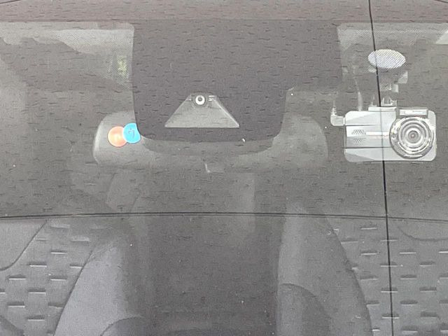 【プリクラッシュセーフティ】前方の車両等を検知し、衝突しそうな時は警報で注意を促し、ブレーキを踏む力をサポート。ブレーキを踏めなかった場合は衝突被害軽減ブレーキが作動、衝突回避をサポートします。