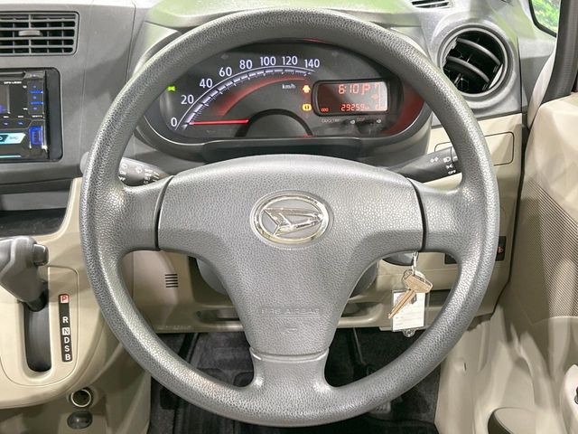 �C���e���A�ɍ��킹���f�U�C���̃X�e�A�����O�́A�^�]�������̂��Ƃ��l���A�^�]���₷���`��A�傫���ł��B�����x�A���ۂɐG���Ă��m���߂��������B