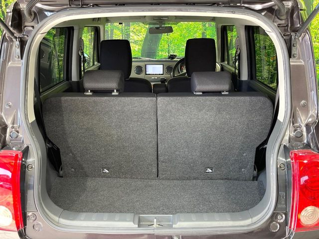 ���i�̂���������ʋ΁A���}���ɏ\���ȉ׎��X�y�[�X���m�ۂ��Ă���܂��B�Z�J���h�V�[�g��|���ƁA�傫�ȉו��̐ύڂ��\�ł���