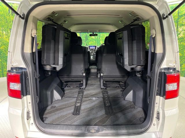 ���i�̂���������ʋ΁A���}���ɏ\���ȉ׎��X�y�[�X���m�ۂ��Ă���܂��B3��ڂ𒵂ˏグ��ƁA�傫�ȉו��̐ύڂ��\�ł���