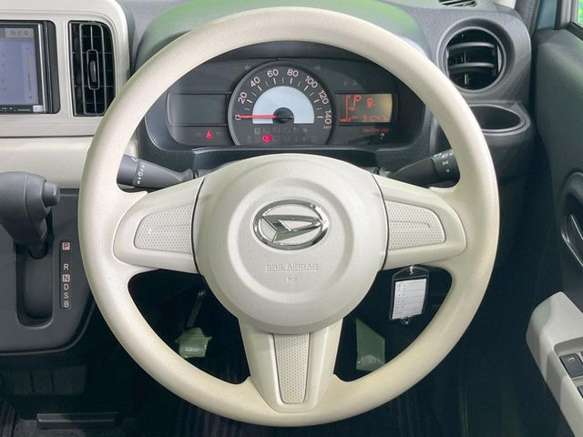 �C���e���A�ɍ��킹���f�U�C���̃X�e�A�����O�́A�^�]�������̂��Ƃ��l���A�^�]���₷���`��A�傫���ł��B�����x�A���ۂɐG���Ă��m���߂��������B