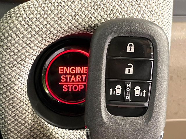 �yHonda�X�}�[�g�L�[�z�J�o����|�P�b�g�ɓ��ꂽ�܂܂ł��h�A�̎{���E�������\�ȃX�}�[�g�L�[�𑕔��B�G���W���̃I���E�I�t�����J�M�����o���K�v����������Ƃ��Ă��֗��ł���