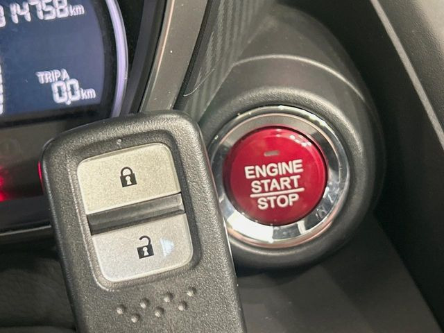 �yHonda�X�}�[�g�L�[�z�J�o����|�P�b�g�ɓ��ꂽ�܂܂ł��h�A�̎{���E�������\�ȃX�}�[�g�L�[�𑕔��B�G���W���̃I���E�I�t�����J�M�����o���K�v����������Ƃ��Ă��֗��ł���