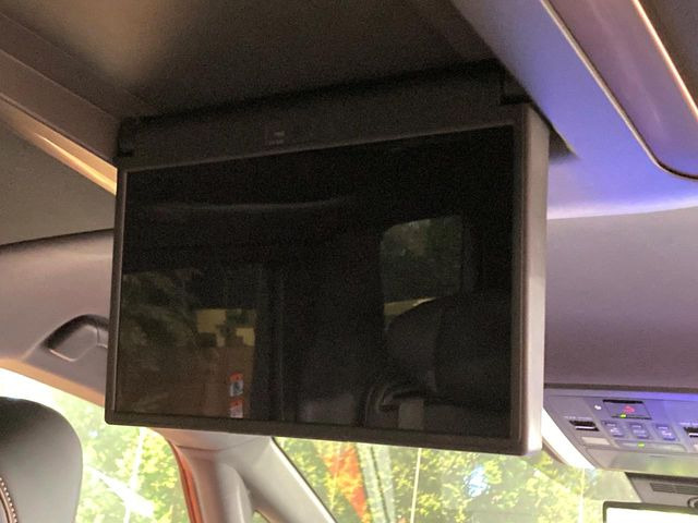 【フリップダウンモニター】大画面モニターで後席でもエンタメをお楽しみいただけます。小さなお子様にも大人気の装備です♪