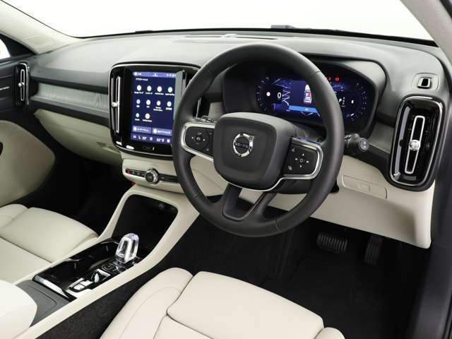 XC40ウルトラ B4 AWD ダーク エディション サンドデューン 4WD