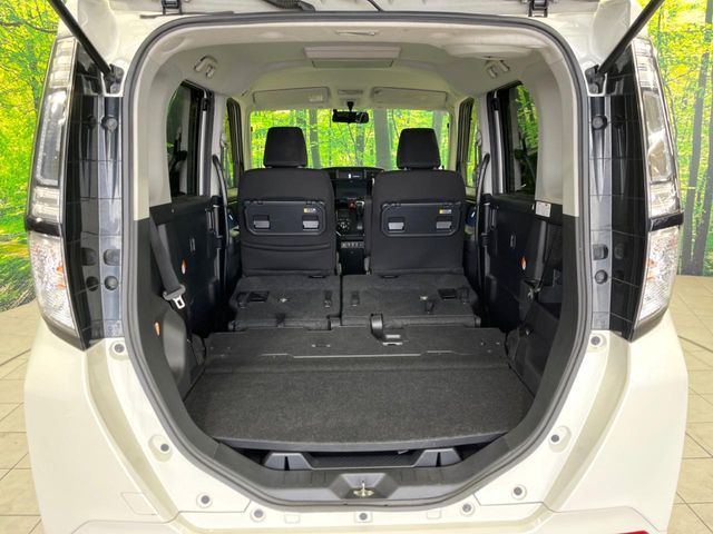 ���i�̂���������ʋ΁A���}���ɏ\���ȉ׎��X�y�[�X���m�ۂ��Ă���܂��B�Z�J���h�V�[�g��|���ƁA�傫�ȉו��̐ύڂ��\�ł���