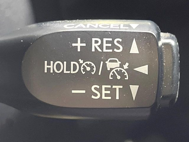 【レーダークルーズコントロール】高速道路での長距離走行が楽に!!自動で速度を保つクルーズコントロールが、衝突軽減システムと連携し、前方の車両を感知して車間を保つように速度調節してくれます!!