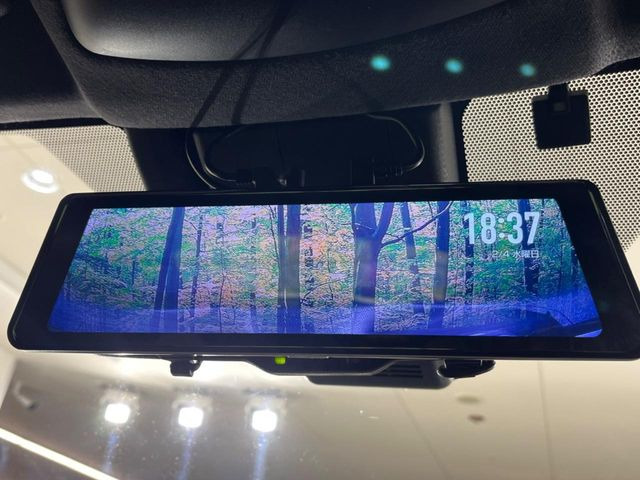 【デジタルインナーミラー】後席の大きな荷物や同乗者で後方が確認しづらい時でも安心!カメラが撮影した車両後方の映像をルームミラー内に表示。クリアな視界で状況の確認が可能です!