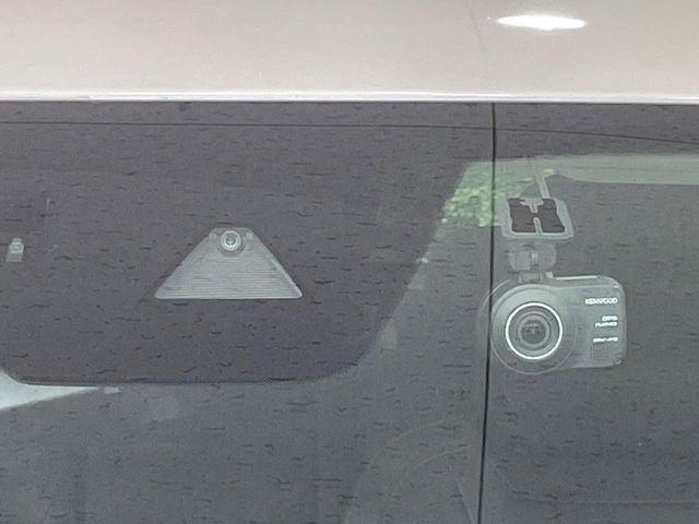 �y�X�}�[�g�u���[�L�T�|�[�g�z���s���ɑO���̎ԗ�����F�����A�Փ˂������Ȏ��͌x��ƃu���[�L�ŏՓˉ���Ɣ�Q�y�����A�V�X�g�B�����S�Ƀh���C�u�����y���݂��������܂��B