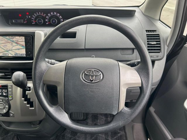 �C���e���A�ɍ��킹���f�U�C���̃X�e�A�����O�́A�^�]�������̂��Ƃ��l���A�^�]���₷���`��A�傫���ł��B�����x�A���ۂɐG���Ă��m���߂��������B