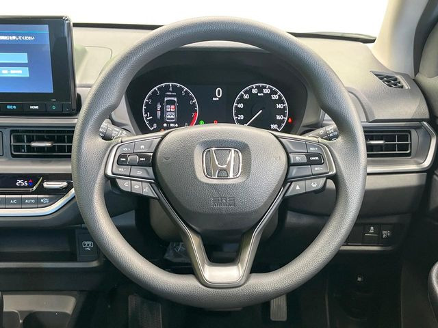 �C���e���A�ɍ��킹���f�U�C���̃X�e�A�����O�́A�^�]�������̂��Ƃ��l���A�^�]���₷���`��A�傫���ł��B�����x�A���ۂɐG���Ă��m���߂��������B